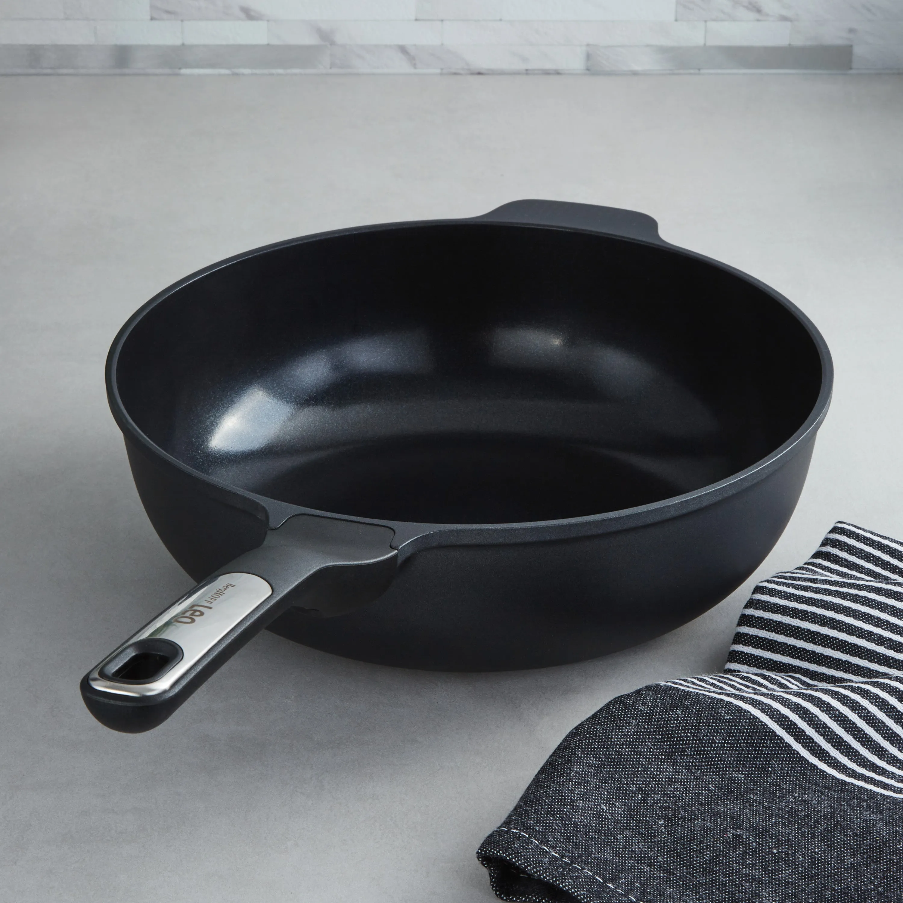 BergHOFF Leo Phantom Nonstick Ceramic 11" Wok Pan 4.6qt., Recycled
