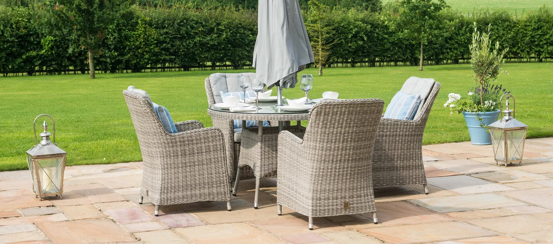 Maze Oxford 4 Seat Round Dining Set With Venice Chairs