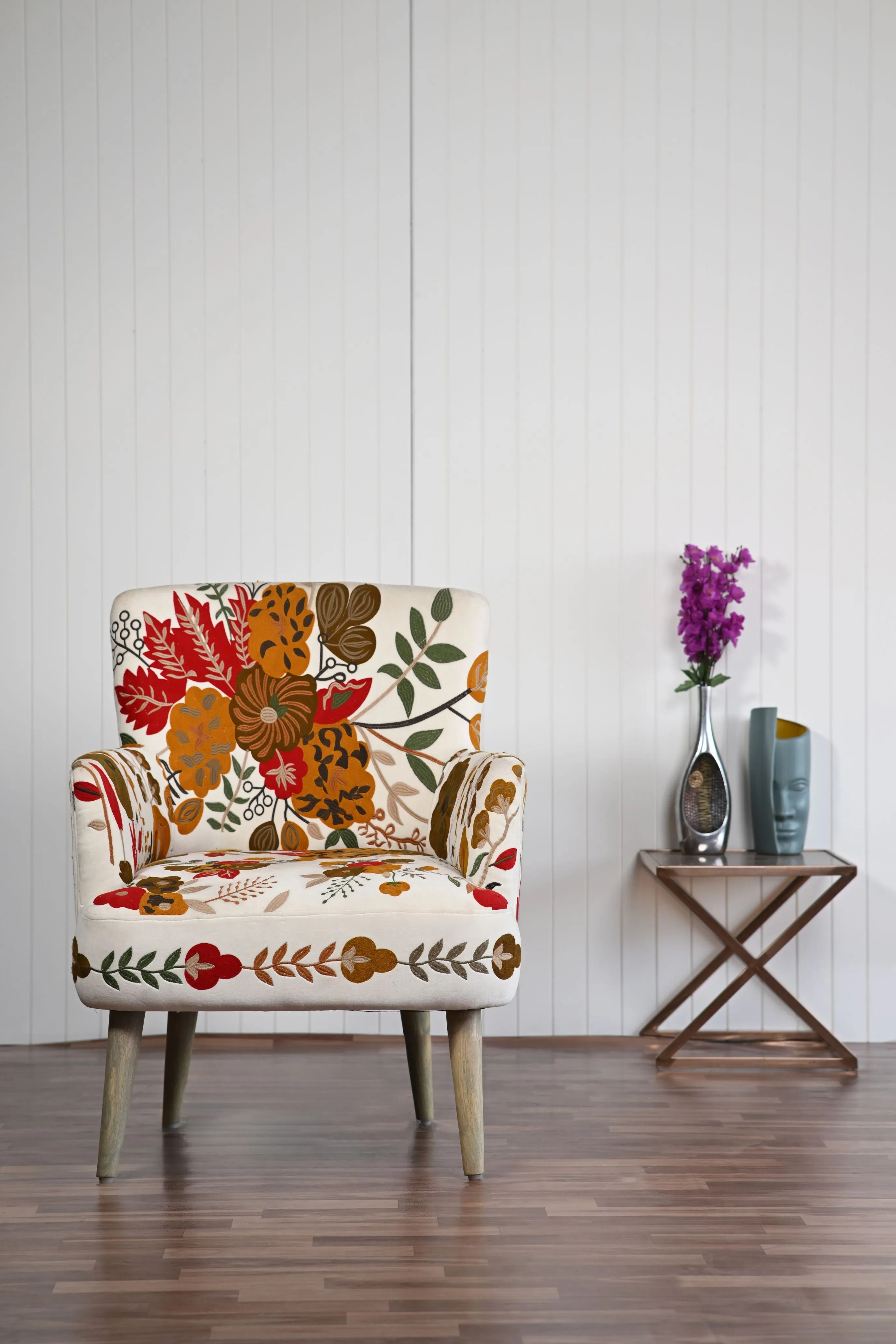 White Leaf Upholstery Embroidery Relaxing  Chair With Vintage Leg